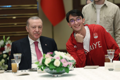 Cumhurbaşkanı Erdoğan "Eski Türkiye’nin imtiyazlılarının, çatışma ve gerilimden beslenenlerin aranıza nifak sokmasına müsaade etmeyin"