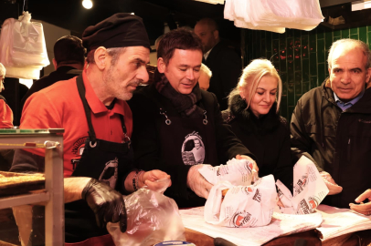 Başkan Erkan Aydın Abdal Meydanı’nda Vatandaşlarla Sahur Yaptı