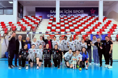 Bursa Büyükşehirli kadın henbolcular zirvede tek başına