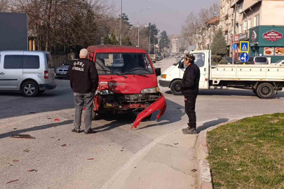 İnegöl'de trafik kazası: 3 yaralı