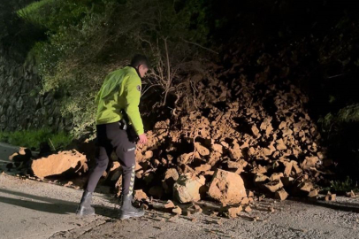 Nilüfer'de heyelanla düşen kayalar yola savruldu