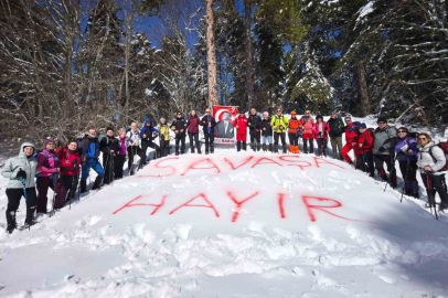 Uludağ’da karlara "savaşa hayır" yazdılar