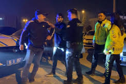 Babası kaputun üstünde oturup polise direndi