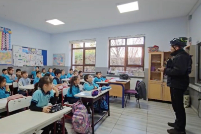 Arama kurtarma köpeği Tipo, öğrencilerin gözdesi oldu