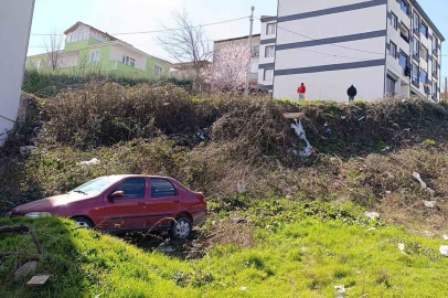 Freni boşalan otomobil şarampole uçtu: Baba ve oğlu yaralandı