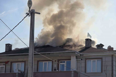 Bursa’nın İnegöl ilçesinde apartmanın çatısı alev alev yandı