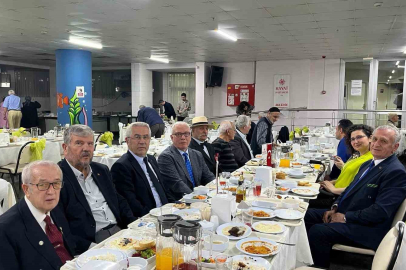 Sağlık çalışanları, huzur evi sakinleriyle iftarda