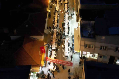 Yüzlerce metre uzayan sofrada 4 bin 500 kişi iftar yaptı