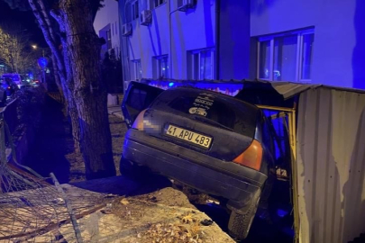 Mudanya'da kontrolden çıkan araç apartmanın bahçesine savruldu