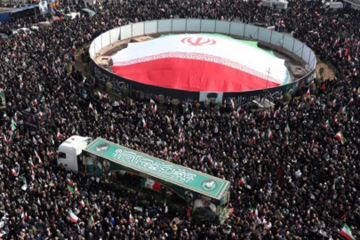 İran'da binlerce kişi üst düzey yetkililerin cenazesine akın etti