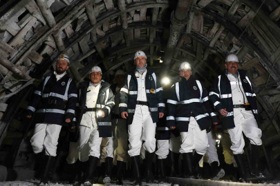 Bakan Bayraktar, madencilerle iftar yaptı