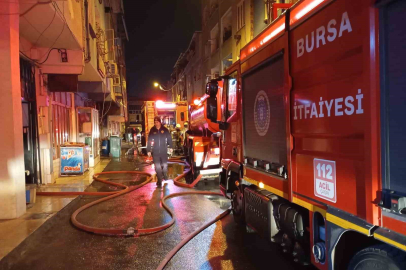 Bursa’da apartmanın çatı katında yangın!