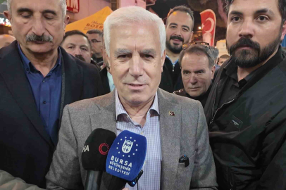 Başkan Bozbey sahurda vatandaşlarla buluştu, tarihi fırınlarda tahinli pide ve simit dağıttı