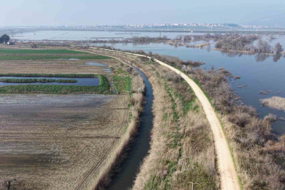 Karacabey çiftçisi yeni sezon ekimleri için suların çekilmesini bekliyor