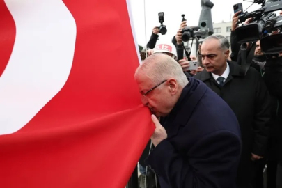 Bakan Güler, şanlı sancağı Çanakkale'de göndere çekti