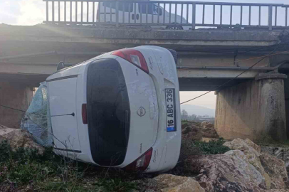 Genç sürücü ölümden döndü: Kontrolden çıkan araç köprüden uçtu, 1 yaralı