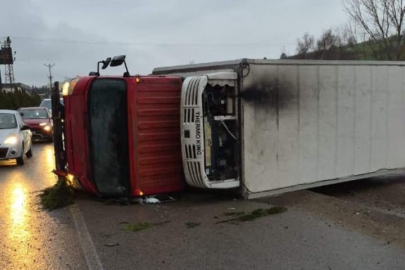 Bursa’da direksiyon hakimiyetini kaybeden sürücü fabrikaya çarptı!