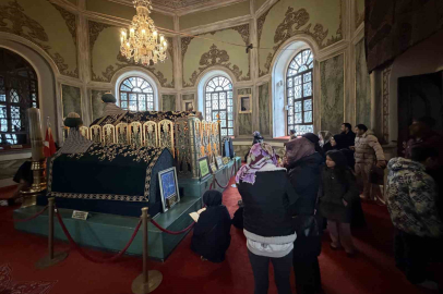 Emirsultan Türbesin’deki sakal-ı şerife ziyaretçi akını