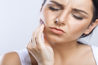 Geçmeyen baş ağrısının nedeni diş sıkma olabilir!