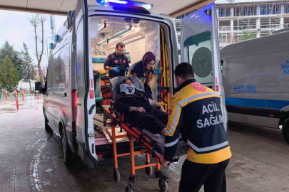 Kontrolden çıkan otomobil istinat duvarına çarptı: 4 yaralı