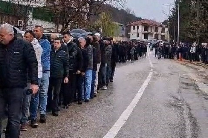 60 Yıllık Bayram geleneği: 1 kilometrelik bayramlaşma kuyruğu