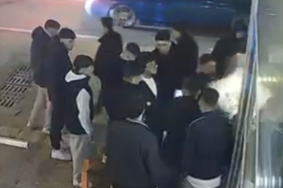 Konuşuyormuş gibi yapıp aniden yumruk attı, ortalık meydan muharebesini aratmadı