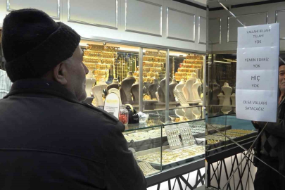 "Vallahi billahi yok" yazısı kuyumcuda izdihamı durduramadı