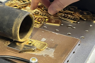 Talebe yetişmek için gece gündüz böyle altın üretiyorlar