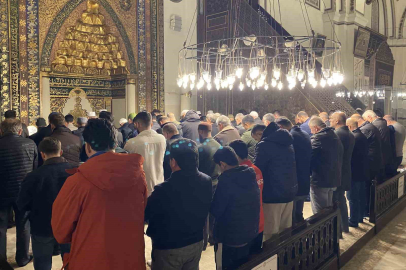 Bursa’da Muhsin Yazıcıoğlu için Ulucami’de mevlid okutuldu, helva ikram edildi