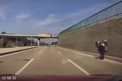 Bursa’da tehlikeli motosiklet şovu kameraya yansıdı