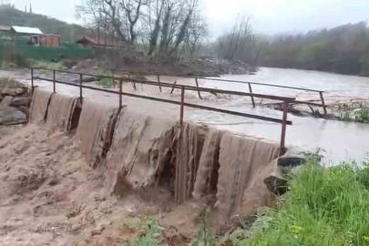 Bursa’da aşırı yağışlar köprüyü trafiğe kapattı