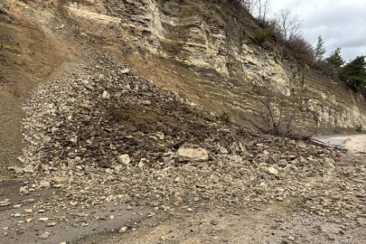 Bursa’da heyelan yolu kapattı