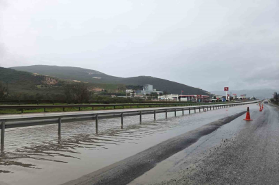 Bursa’da su birikintisine giren otomobil mahsur kaldı
