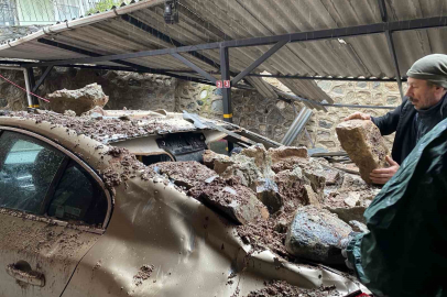 Bursa’da yağışla istinat duvarı çöktü, 3 lüks otomobil zarar gördü
