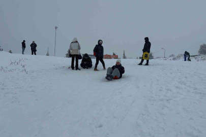 Uludağ’da etkili olan kar yağışıyla günübirlikçiler zirveye akın etti