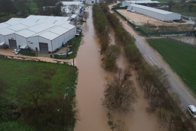 Ürünlü Deresi taştı, araçlar mahsur kaldı