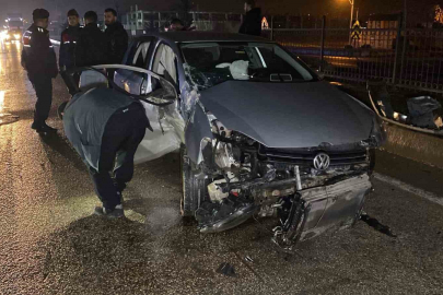 Kontrolden çıkan otomobil bariyerlere çarptı: 2 yaralı