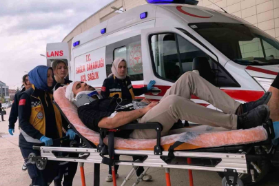 İş yerine sopalarla girip ortalığı savaş alanına çevirdiler