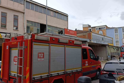 Çöken çatıdan düşen usta yaralandı