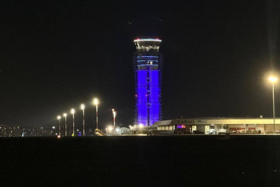 Otizm Farkındalık Günü’nde havalimanı kulesi maviye büründü