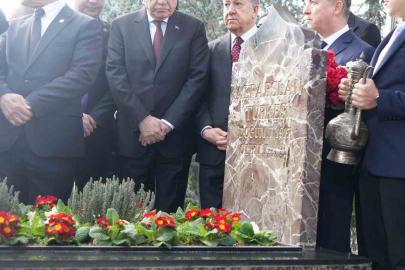 MHP Lideri Bahçeli, Türkeş’in kabrini ziyaret etti