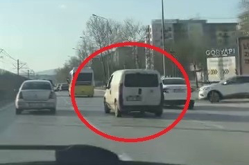 Peş peşe makas attı, trafiği tehlikeye düşürdü