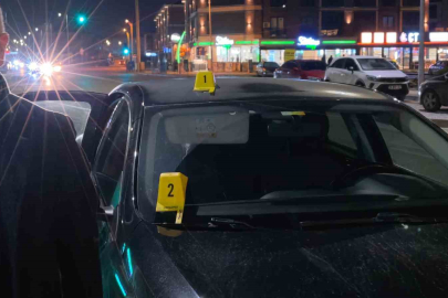 Seyir halindeki otomobile yorgun mermi isabet etti