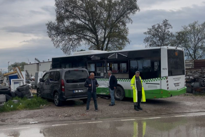 Belediye otobüsü ile nakliyat kamyonu çarpıştı: 2 yaralı