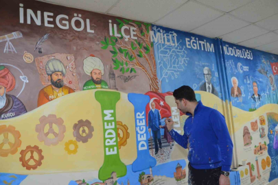 Engelli öğretmen, Türkiye Yüzyılı Maarif Modeli müfredatını duvara resmetti