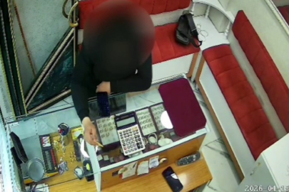 Bilezikler için anneyi ve oğlunu öldüren katil morga gidip, olayı gerçekleştirenleri gördüğünü söylemiş