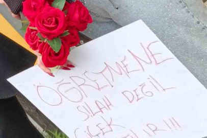 Öğretmen ve öğrenciler çiçeklerle karşılandı