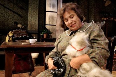 Türk tiyatrosunun usta ismi Feyha Çelenk vefat etti