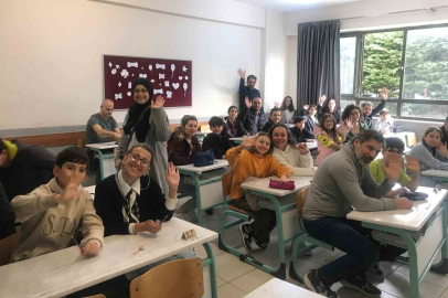 Bu okulda veliler çocuklarıyla sınava girdi