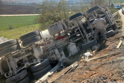 Beton mikseri şarampole yuvarlandı